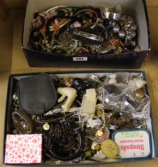 Large qty of costume jewellery